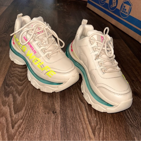 Size 8, true to size very comfy , the shoes are very big and chunky looking - Picture 1 of 5